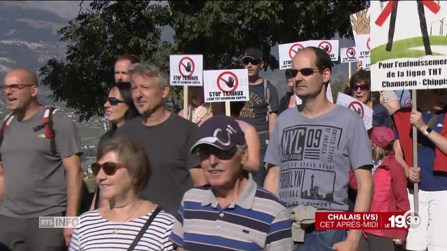 Plus de 200 personnes manifestent pour l'arrêt des travaux de la ligne à très haute tension (THT) Chamoson-Chippis (VS).