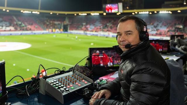 Après avoir suivi l'équipe nationale de football pendant 12 ans, Philippe von Burg commente son dernier match de la Suisse. [RTS - Laurent Bleuze]