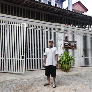 Khan Hin, originaire de Californie, au Cambodge depuis 2014, devant le salon de tatouage où il travaille [RTS - Sidi Yansané]