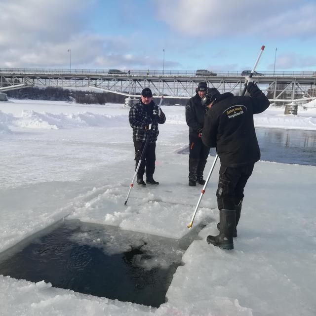 Bassin de nage hivernale découpé dans la rivière, Skelleftea Suède [RTS - Frédéric Faux]