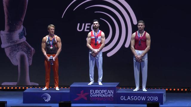 Gymnastique, barre fixe: Oliver Hegi (SUI) savoure sa médaille d'or sur le podium
