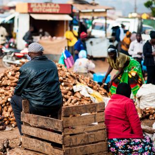 Vente de marchandises dans une rue ougandaise [fotolia - Judd Irish Bradley]
