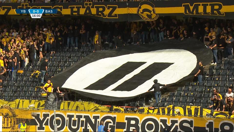 7e journée, YB - Bâle 0-0: les supporters bernois interrompent le match en jetant sur la pelouse des balles de tennis