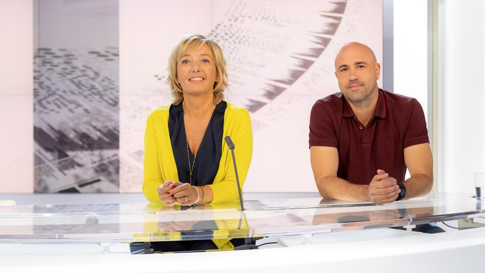 Julie Evard reçoit les humoristes Brigitte Rosset et Frédéric Recrosio. Ils présentent leur nouveau spectacle. [RTS - Laurent Bleuze]