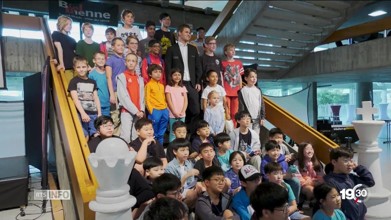 Festival international d'échecs à Bienne: des jeunes affrontent des grands maîtres