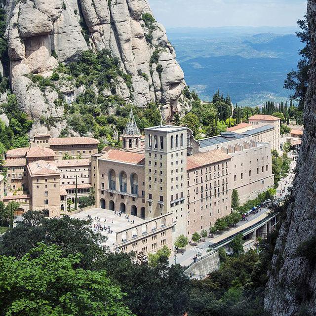 Santa Maria de Montserrat [CC BY-SA 3.0 - wikipedia]