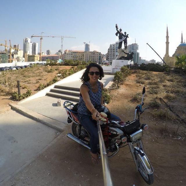 Sarah Chardonnens sur sa moto achetée en Syrie en 2011 [DR]