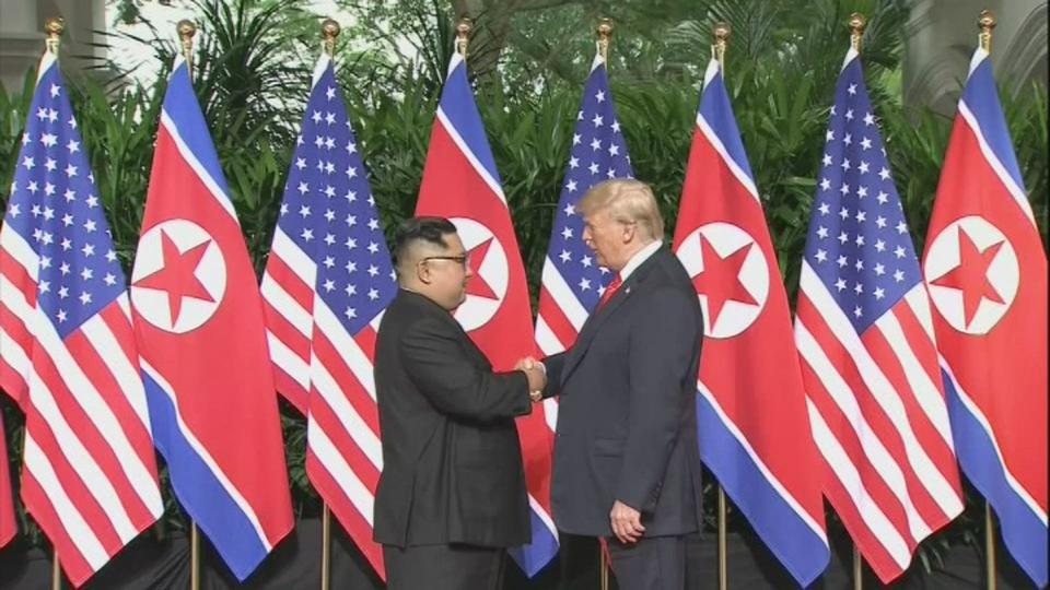 Poignée de main historique entre Donald Trump et Kim Jong-un