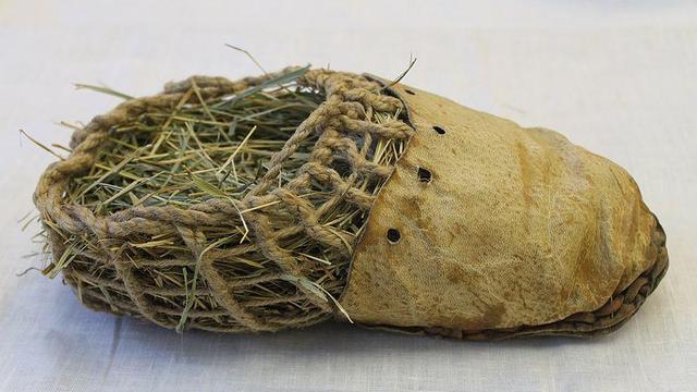 Copie des chaussures d'Ötzi [CC by SA - Josef Chlachula]