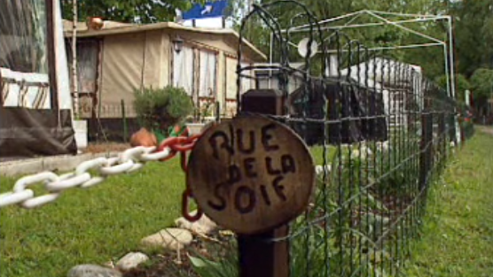 Une rue du camping Paradis-Plage à Colombier. [RTS]