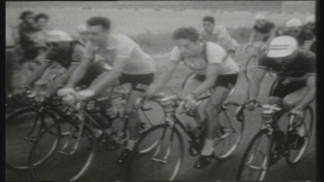 Louison Bobet porte le maillot jaune lors du Tour de France 1953. [RTS]