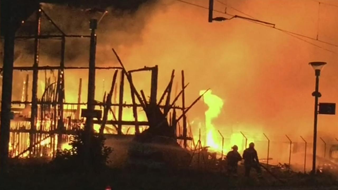 Un incendie dévaste des dépôts près de la gare d'Evionnaz (VS).