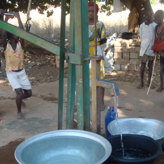 Les filles du village attendent leur tour pour accéder à l'eau potable. [www.clubaide.ch - Ali Dhalab]