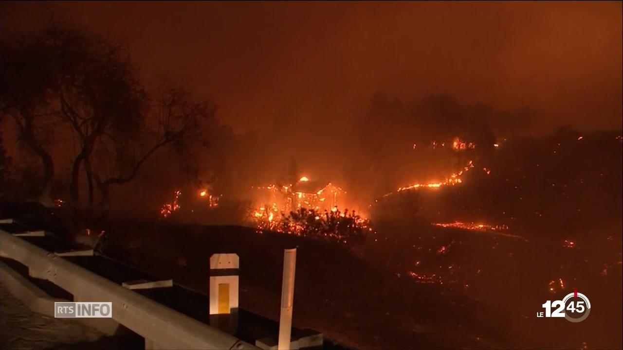 La Californie encore une fois en proie aux flammes. Neuf personnes sont mortes et des milliers d'habitants ont du évacuer leur maison, notamment à Malibu.