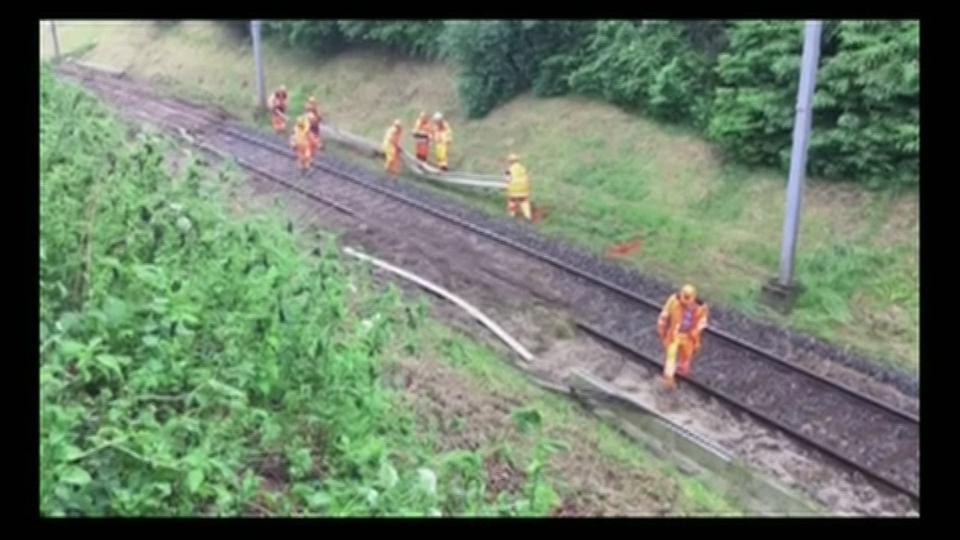 La ligne CFF entre Grolley et Belfaux (FR) interrompe en raison des intempéries.