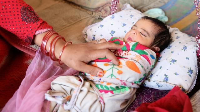 Le bébé de Majahbeen, né trois jours plus tôt, maternité de Kaboul [RTS - Claire Debuyser]