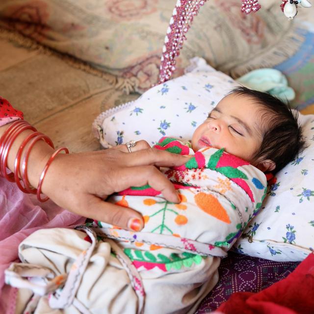 Le bébé de Majahbeen, né trois jours plus tôt, maternité de Kaboul [RTS - Claire Debuyser]