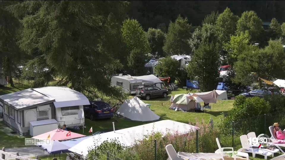 Tourisme en montagne: les hébergements sont pris d'assaut. Exemple aux Haudères en Valais, niché à 1'400 mètres d'altitude