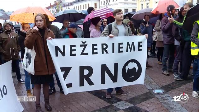 En Slovaquie, des milliers de personnes sont descendus dans les rues pour réclamer des élections anticipées