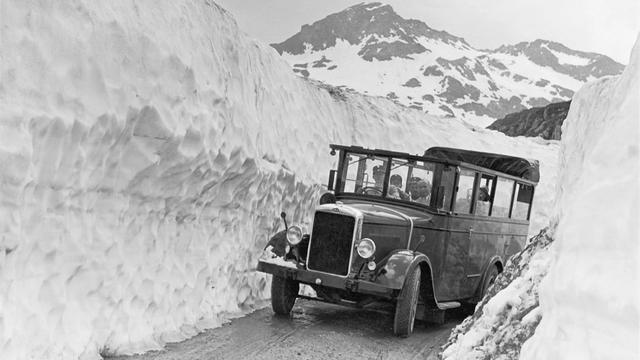 Route du col du Grand-Saint-Bernard. [Fonds Grand-Saint-Bernard / Médiathèque Valais Martigny - Max Kettel]