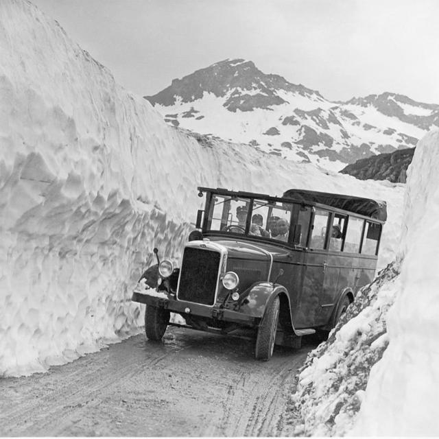 Route du col du Grand-Saint-Bernard. [Fonds Grand-Saint-Bernard / Médiathèque Valais Martigny - Max Kettel]