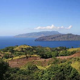 Vue depuis Hiva Oa vers le sud-est, archipel des Marquises. L'île de Tahuata est visible en arrière-plan. [CC by SA - Sémhur]