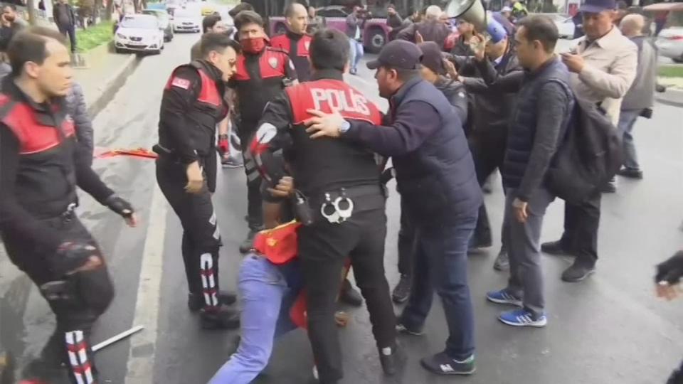 Heurts entre policiers et manifestants à Istanbul