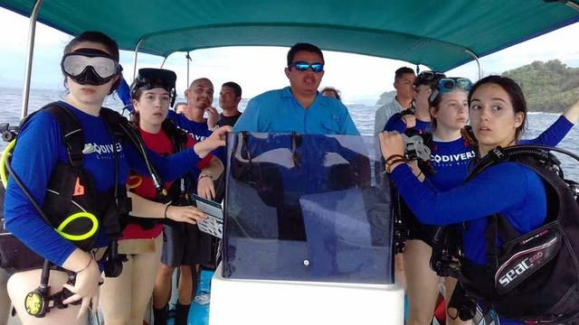 Dans le bateau, membre de Mision Tiburon, ile Cano, Costa Rica [RTS - Cécile Raimbeau]