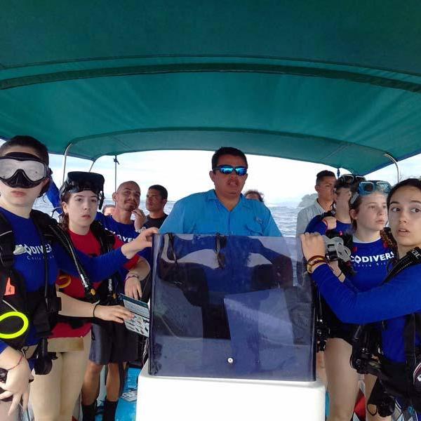 Dans le bateau, membre de Mision Tiburon, ile Cano, Costa Rica [RTS - Cécile Raimbeau]