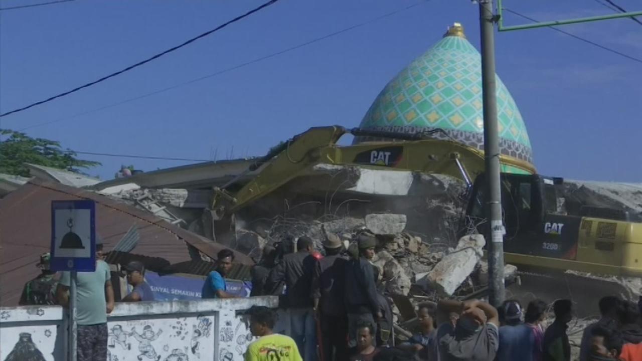 Les secours continuent de déblayer les décombres après le séisme à Lombok