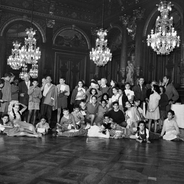 Reception at the city-hall of children from Oran, sons and daughters of harkis. Paris, August 1957. [LAPI/ROGER-VIOLLET/AFP]