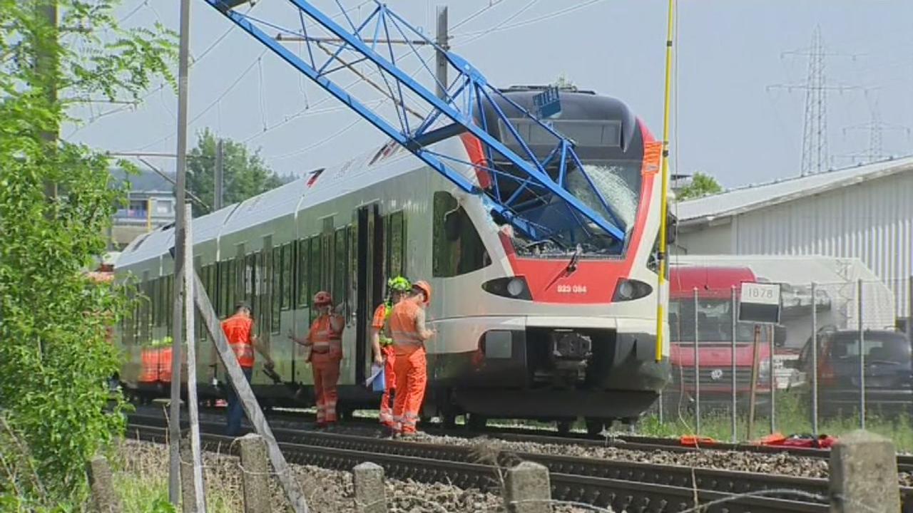 Une grue de chantier tombe sur un train dans le canton d'Argovie