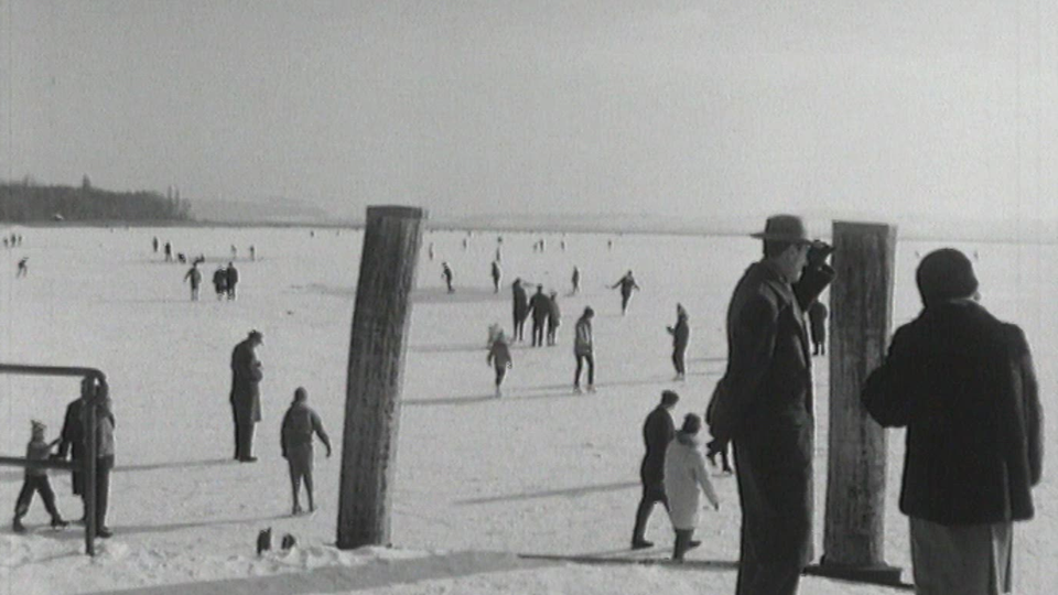 Le lac de Neuchâtel gelé durant l'hiver 1963. [RTS]