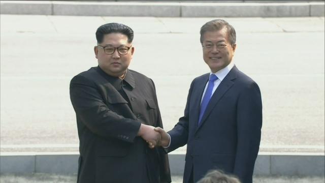 Poignée de main historique entre les deux dirigeants coréens sur la ligne de démarcation