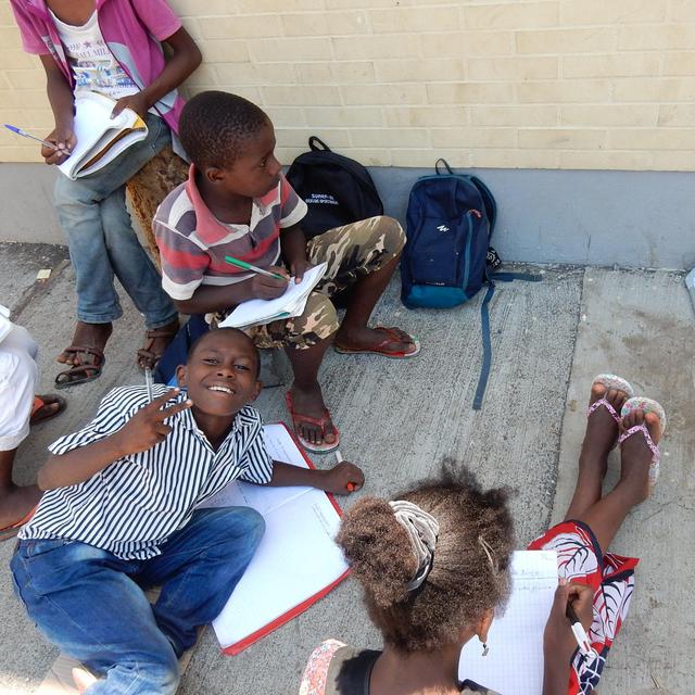 Mayotte, faute de place à l'école, les enfants apprennent dans la rue [RTS - Marion Urban]