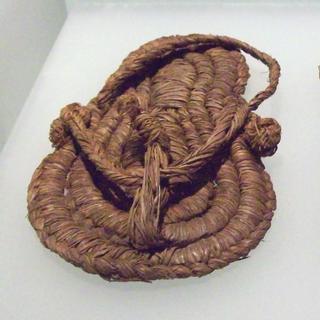 Paires de sandales du néolithique [CC by SA - Luis García]
