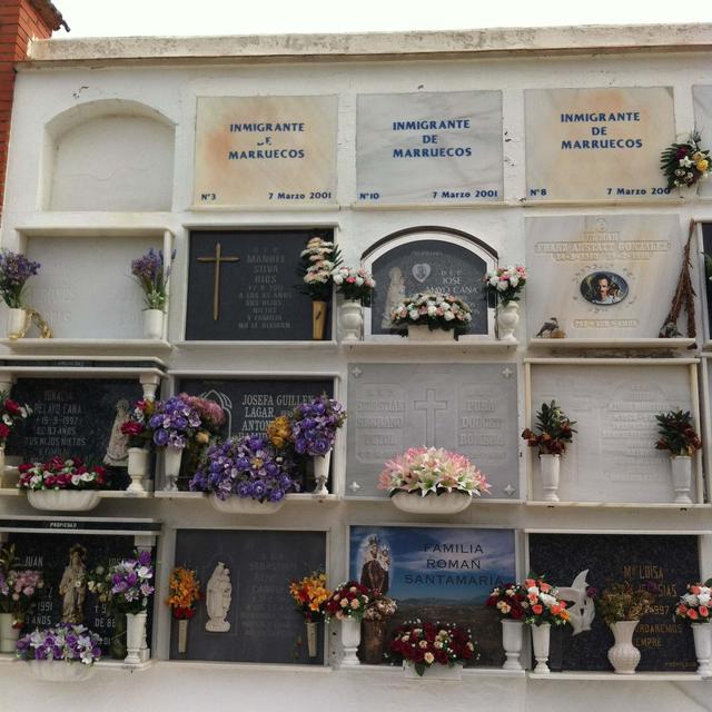 Tombes anonymes de migrants dans un cimetière andalou [RTS - Marion Touboul]