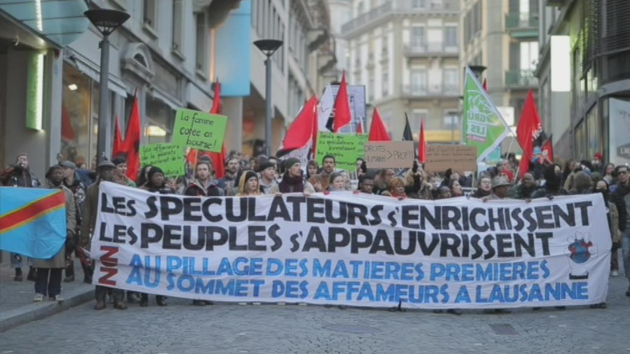 Des manifestants dénoncent le négoce des matières premières à Lausanne