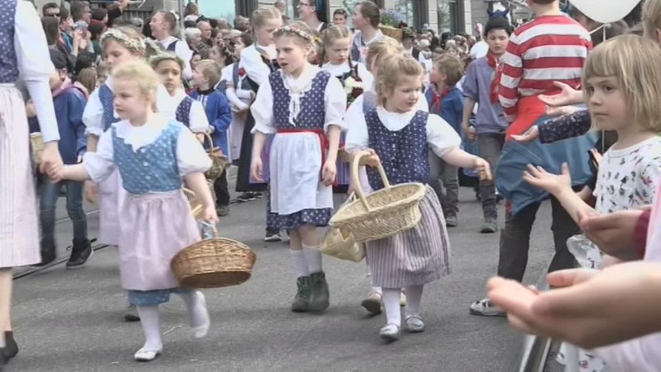 Des petits Zurichois costumés fêtent le printemps