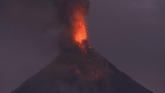 Fontaines de lave au-dessus du volcan philippin