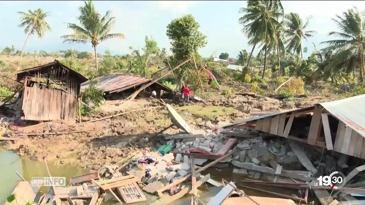 L'Indonésie, quatre jours après la catastrophe: le bilan humain atteint 1'300 morts, certains villages sont rayés de la carte.