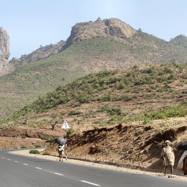 Le Nez du Diable, monolithe de basalte sur la route entre Bahar Dar et Gondar, près de Addis Zemen (Ethiopie) [CC by SA - BluesyPete]