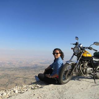 Sara Chardonnens et sa moto libanaise au sommet du de la chaine du Mont-Liban - DR [DR]