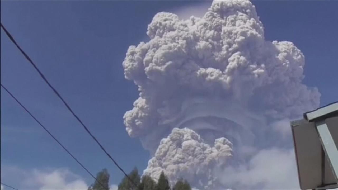 Un volcan crache un nuage de cendres à Sumatra