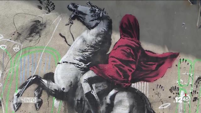 Le mystérieux artiste Banksy réalise plusieurs dessins dans les rues de Paris