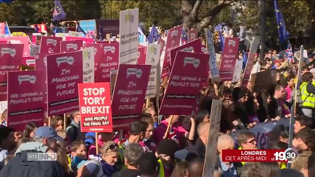 Mobilisation massive à Londres, plus d'un demi-million de personnes, pour demander un nouveau vote sur le Brexit.