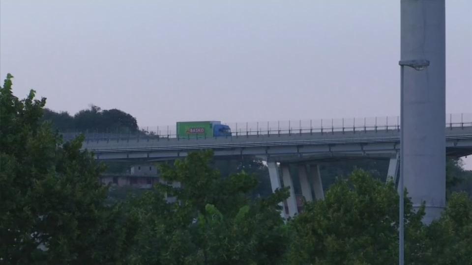 Le camion vert au bord du vide sur le pont de Gênes a été retiré