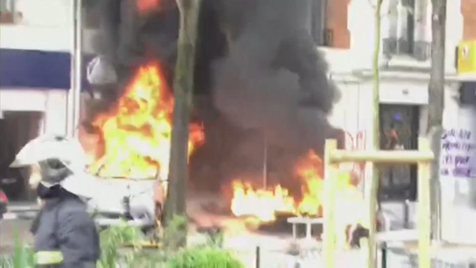 Voiture incendiée à Paris