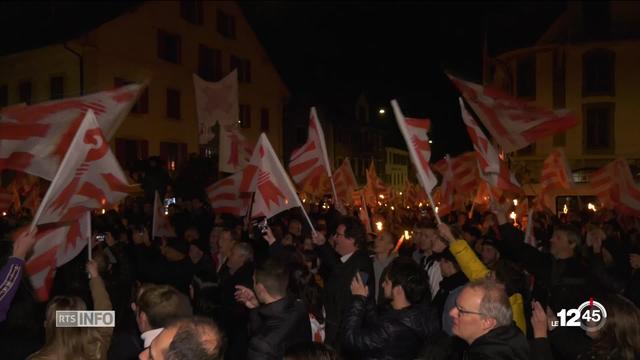 Plus de 5000 personnes ont défilé vendredi soir en faveur du rattachement de Moutier au canton du Jura.