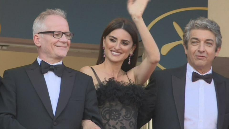 Penélope Cruz en star de la montée des marches avant le coup d'envoi du Festival de Cannes